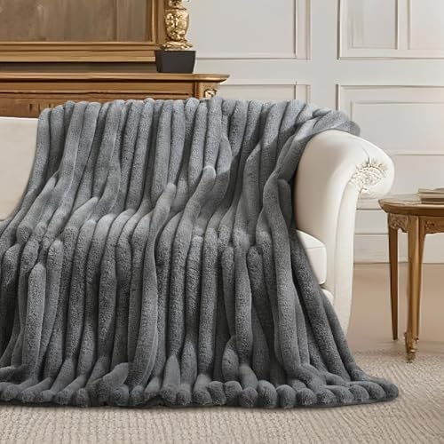 Amélie Home Soft Faux Fur Throw Blanket, Cationic Wolf Gray, 55"x70" - Image 4
