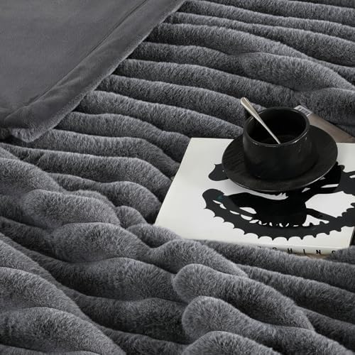 Amélie Home Soft Faux Fur Throw Blanket, Cationic Wolf Gray, 60"x80" - Image 5